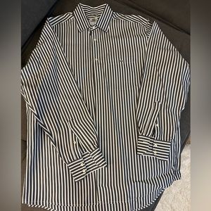 Lacoste Men’s dress shirt Excellent condition size 44.  Never worn only cleaned